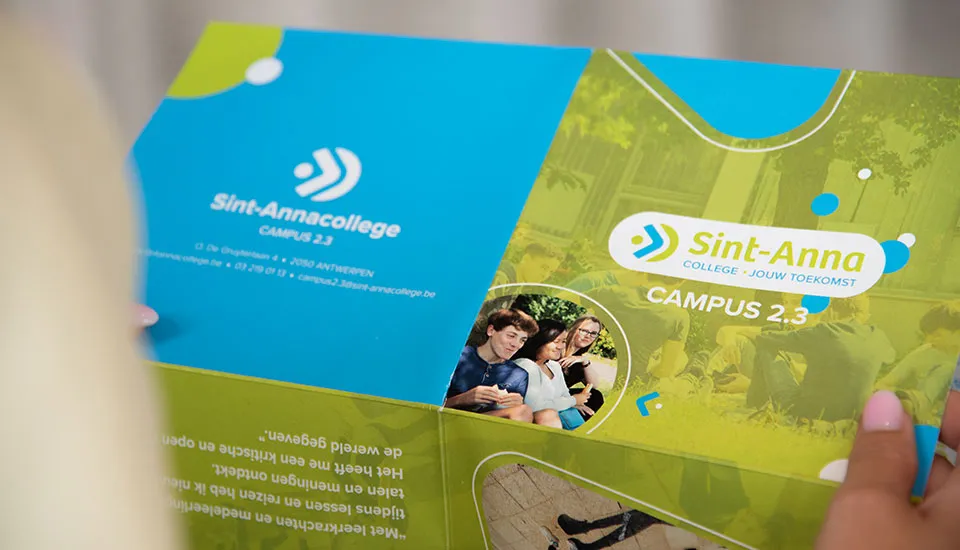 Opengevouwen brochure van het Sint-Annacollege campus 2.3 in blauw en groen