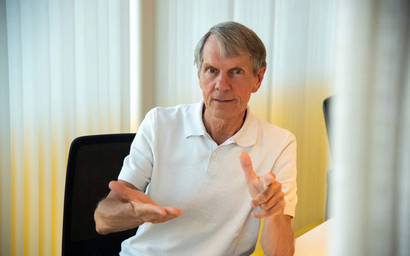 Walter Van Wouwe legt iets uit aan een tafel